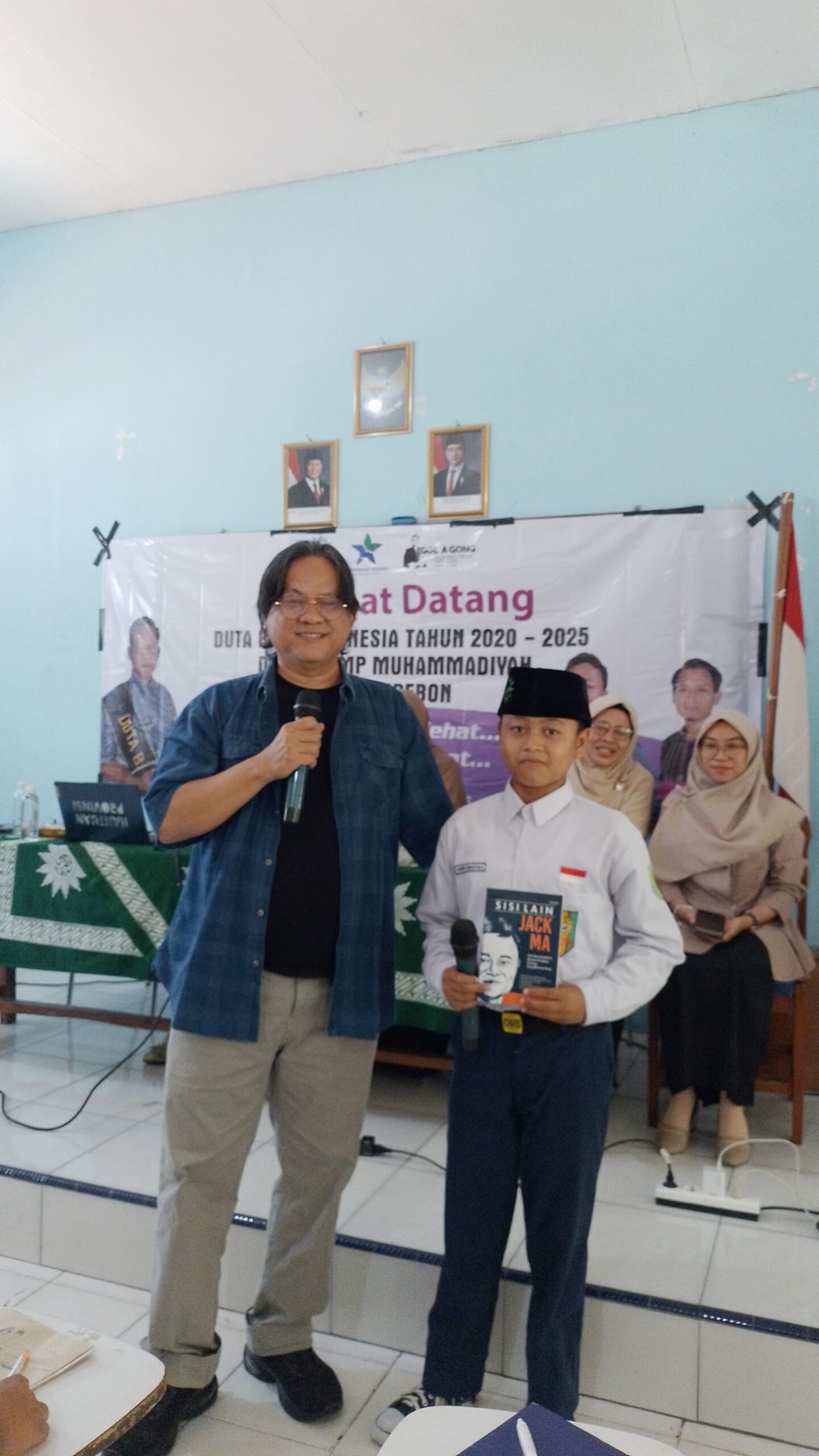 Gol A Gong Inspirasi Siswa Muhammadiyah Kota Cirebon: “Membaca Itu Sehat, Menulis Itu Hebat”