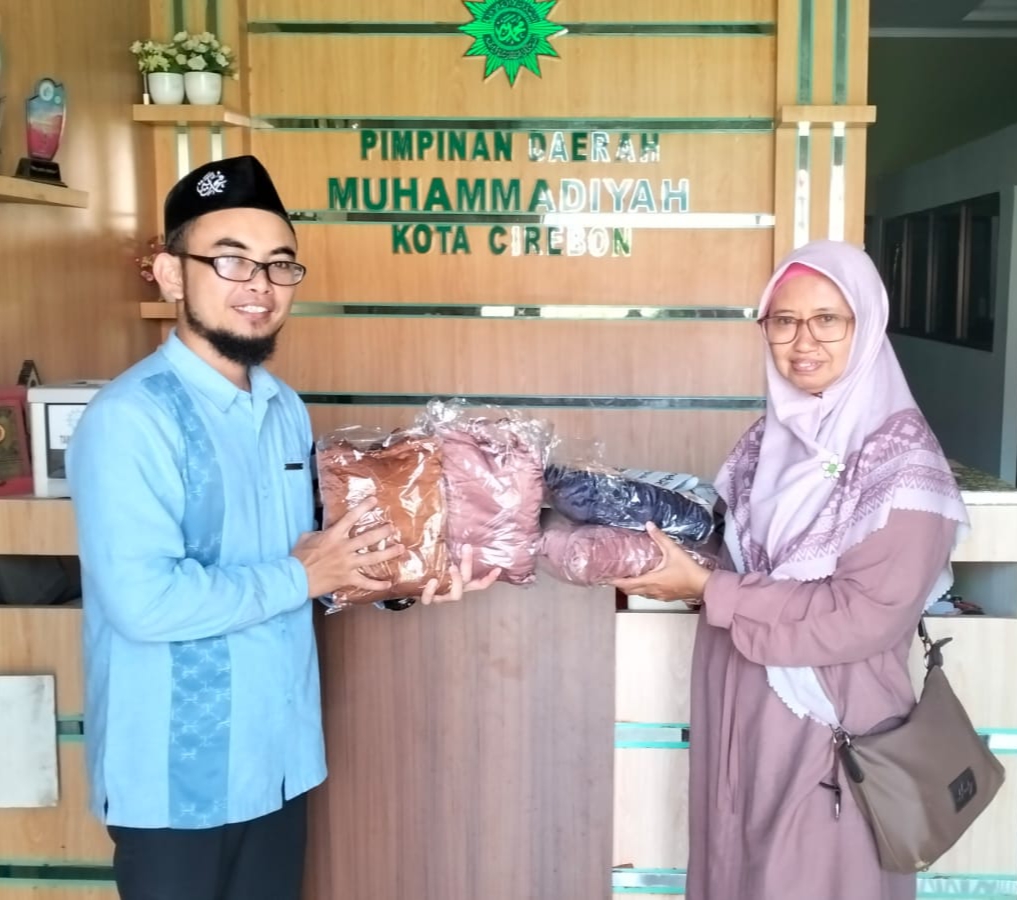 Masjid Santun Terima Bantuan Mukena dari Rektor UMMADA