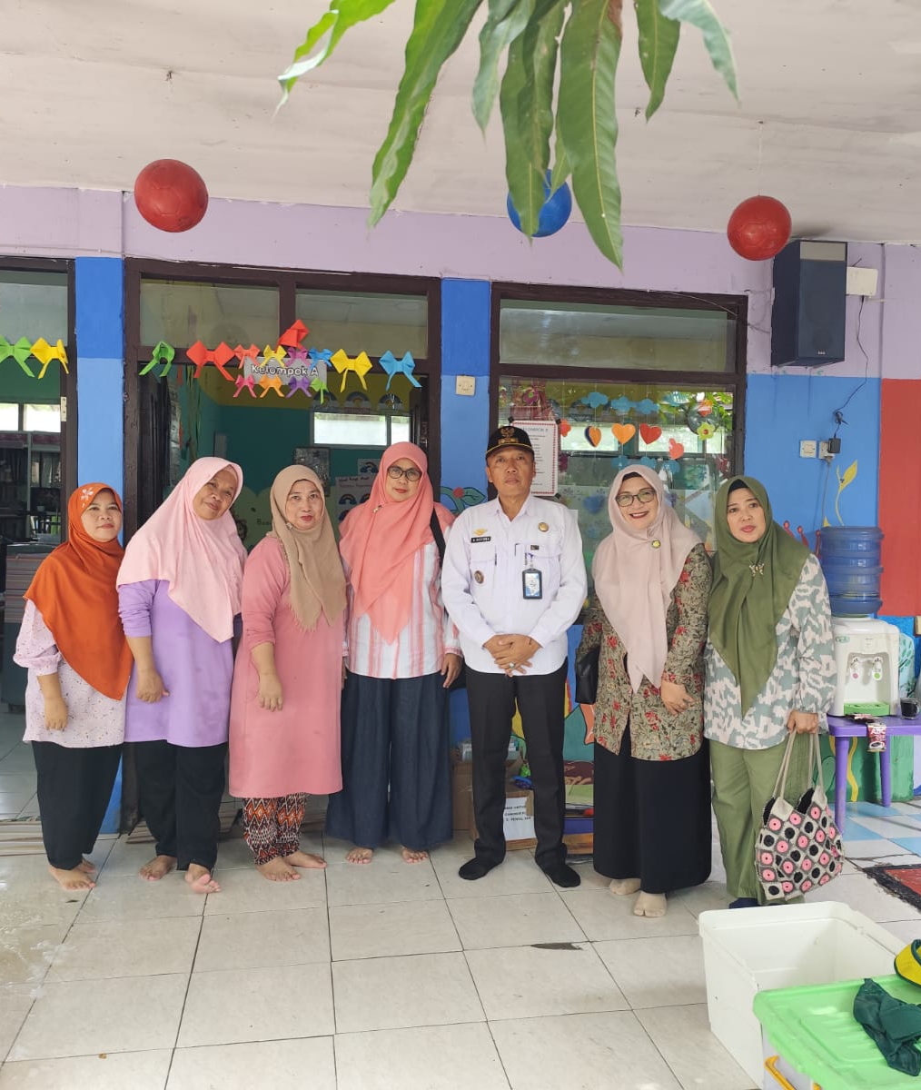 Lurah Kalijaga Kunjungi TK Alam Aisyiyah Harjamukti Pasca Banjir, Usulan Tanggul Disampaikan