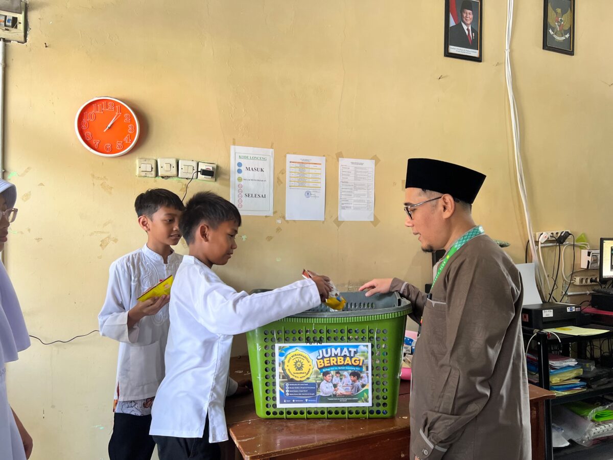 SDIT Muhammadiyah Harjamukti Gelar Sholat Berjamaah dan Jumat Berbagi, Tanamkan Karakter Islami Sejak Dini