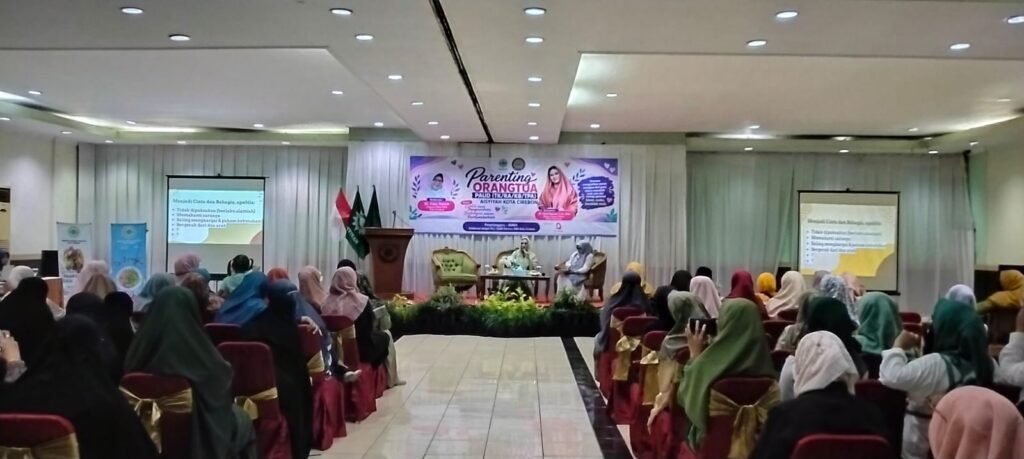 Suasana acara Parenting Orangtua PAUD 'Aisyiyah Kota Cirebon dengan pembicara di panggung dan peserta yang menyimak