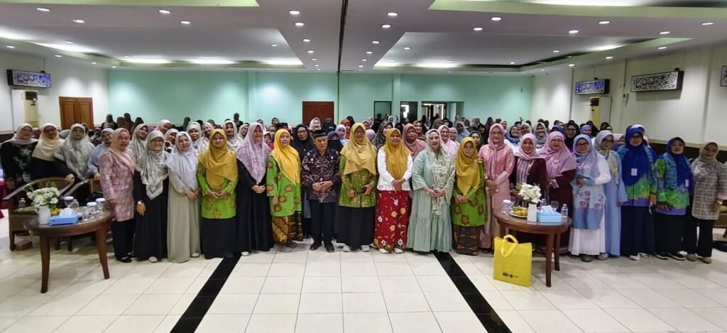 Panitia, peserta, dan narasumber acara parenting IGABA Kota Cirebon berfoto bersama di aula acara
