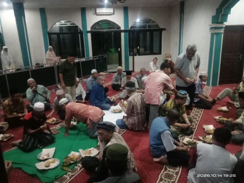 Jamaah duduk lesehan menikmati makanan bersama saat Pengajian Reboan di Masjid Santun Muhammadiyah Kota Cirebon