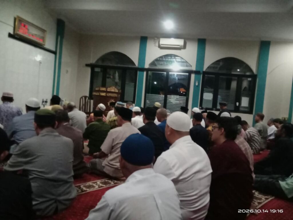 Jamaah duduk menyimak Pengajian Reboan di dalam Masjid Santun Muhammadiyah Kota Cirebon