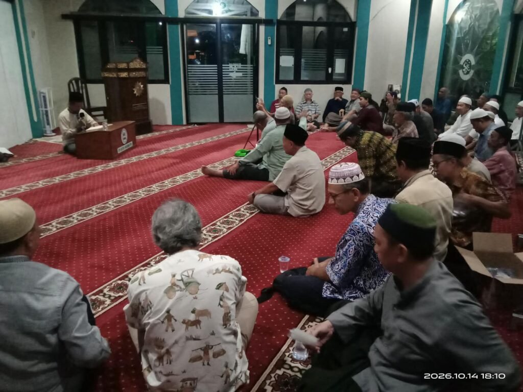 Jamaah mendengarkan ceramah Ustadz Maman Rusman saat Pengajian Reboan di Masjid Santun Muhammadiyah Kota Cirebon