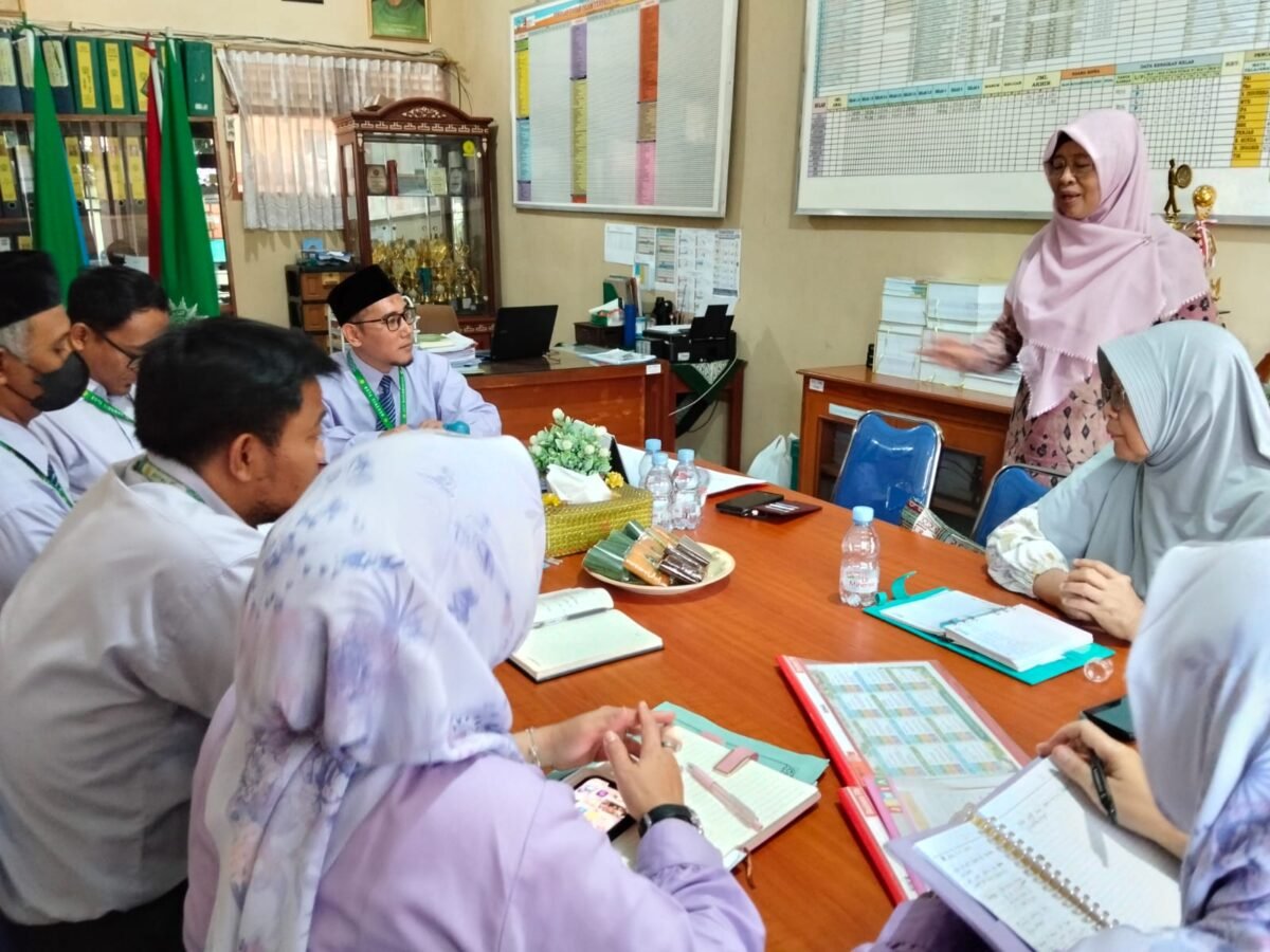 Majelis Dikdasmen dan PNF PDM Kota Cirebon Gelar Pembinaan Administrasi dan Keuangan di SDIT Muhammadiyah Harjamukti
