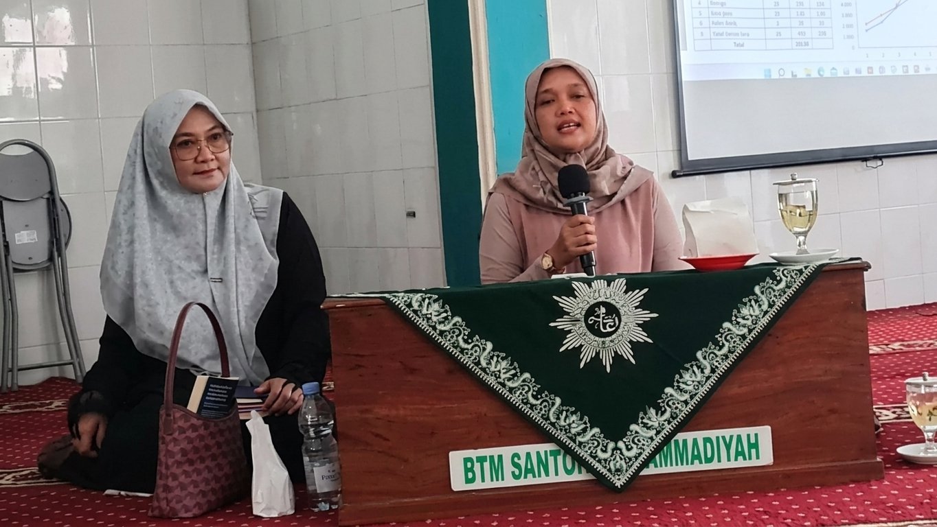 Ketua Bawaslu Kota Cirebon menyampaikan paparan bertema kepemimpinan perempuan