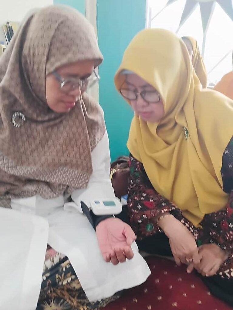 Peserta kajian melihat hasil pemeriksaan tekanan darah menggunakan tensimeter digital